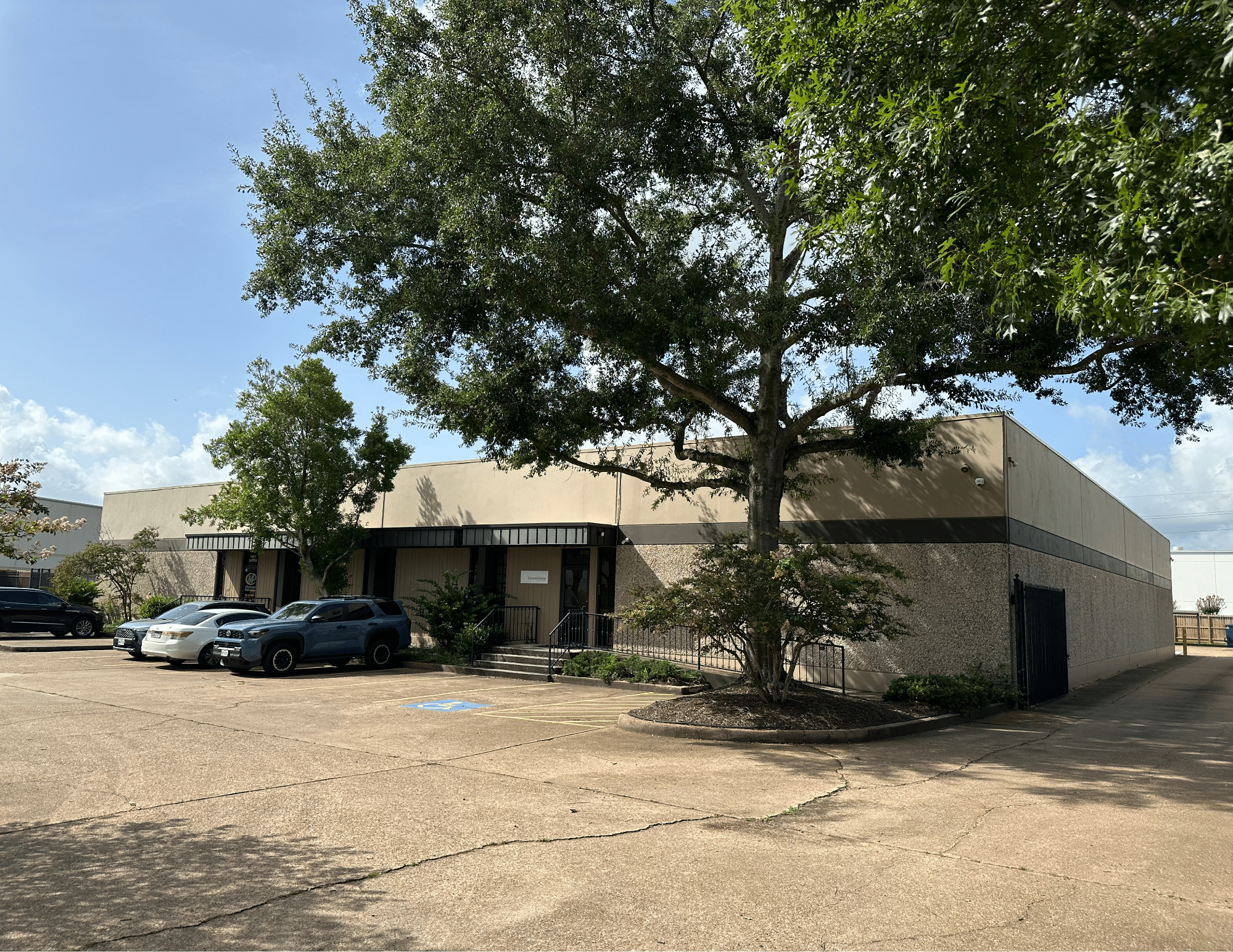 7,500 - 15,000 SF | Industrial Flex - Centermark Commercial Real Estate
